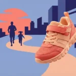 아이와 함께 달리기 - 해 질 녘 도시를 배경으로 즐겁게 달리는 부모와 아이의 모습